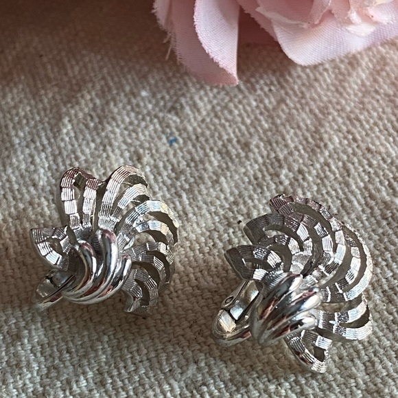 VINTAGE 🌸 Crown Trifari Clip On Brushed Silver toned Earrings - Picture 5 of 6
